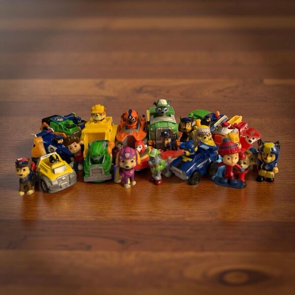 24 Piece Paw Patrol DieCast Vehicles & Action Figure Set Lot - Picture 8 of 9